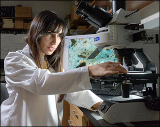 Photo of Mirian Velay-Lizancos in lab